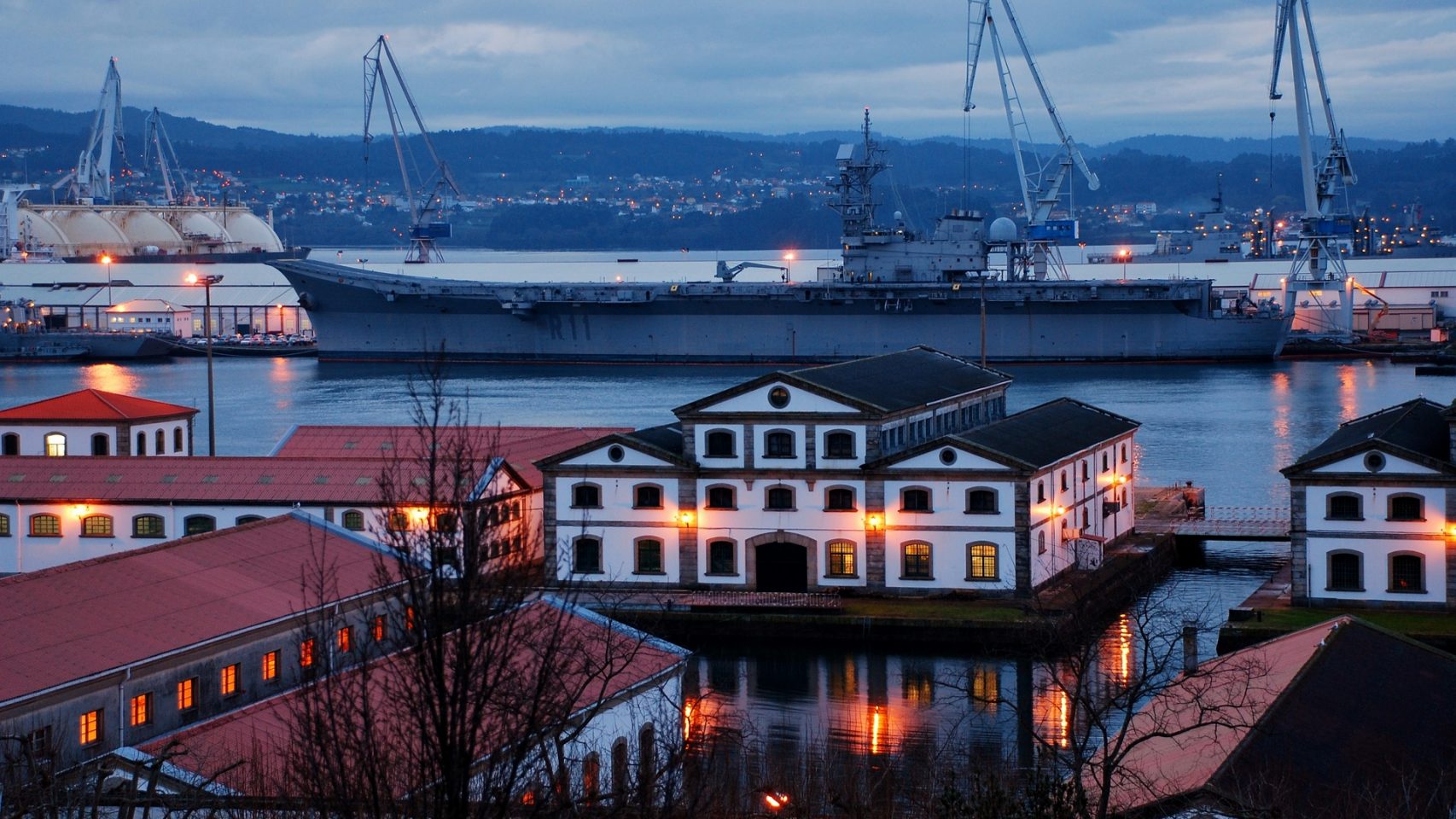 Vista de un buque en Ferrol