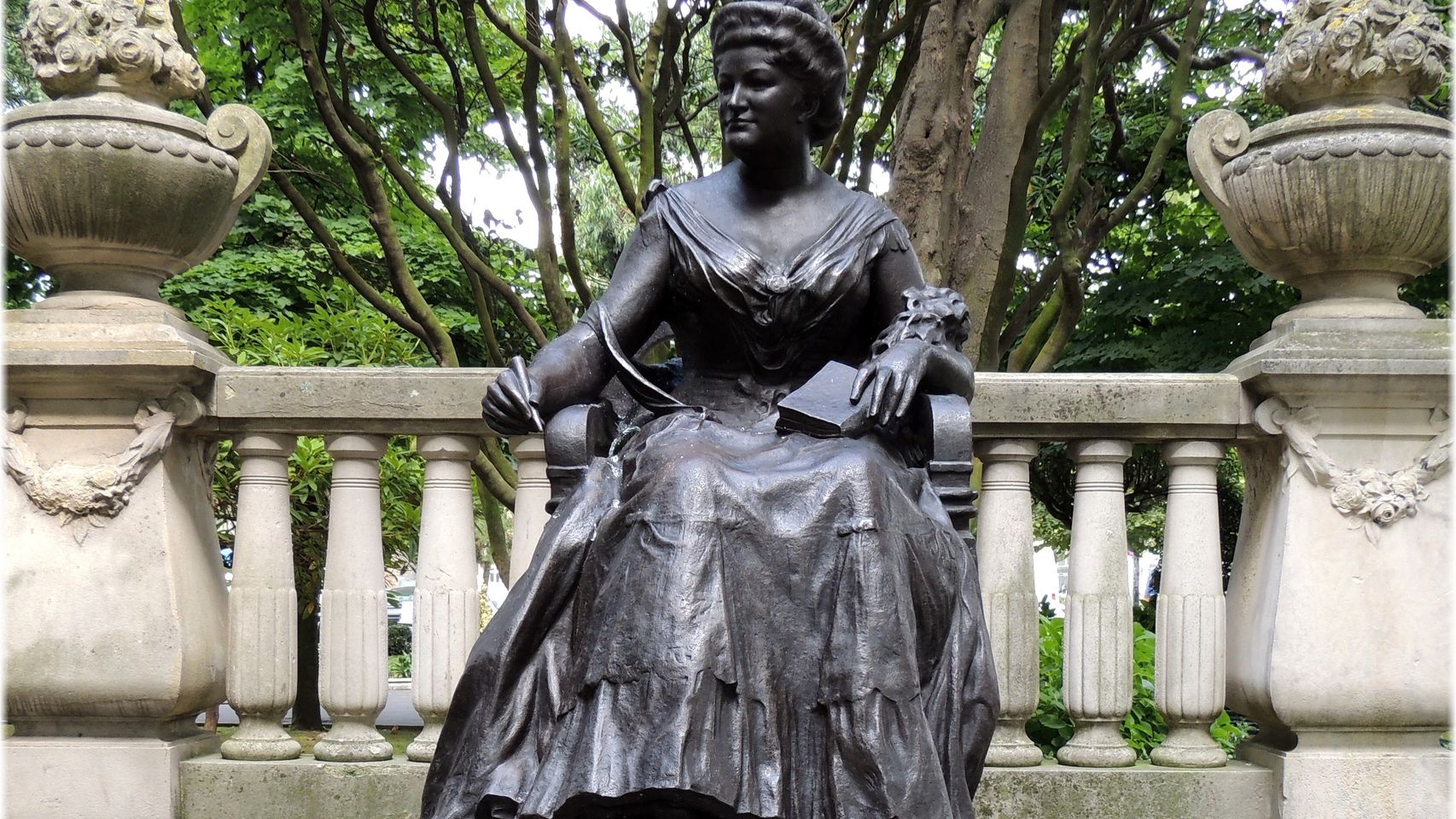Estatua de Emilia Pardo Bazán.