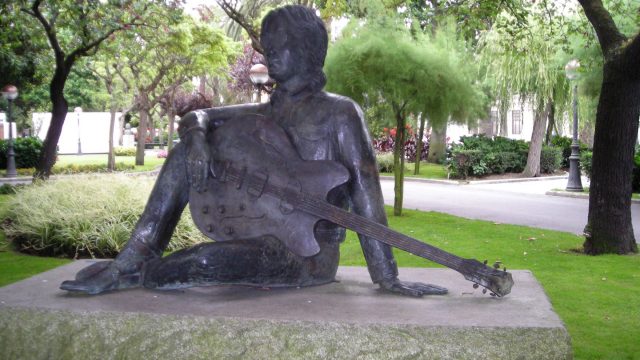 Estatua de John Lennon.