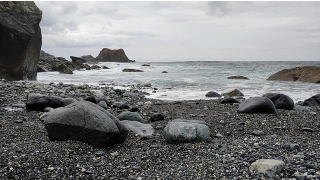 La única playa de arena negra de origen no volcánico está 