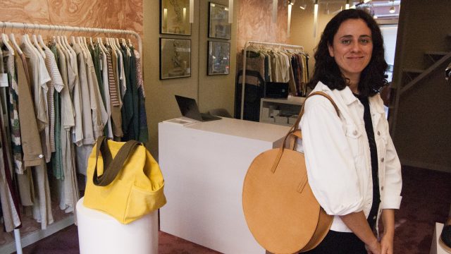 Rosa Corredoira con el bolso Edna, uno de sus favoritos, en su nueva tienda en la avenida de Arteixo, 6