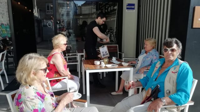 Turistas ingleses desembarcados del "Ventura" tomando té en A Coruña