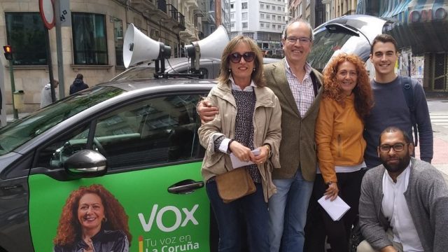 Candidatos de Vox en A Coruña junto al ya famoso coche verde