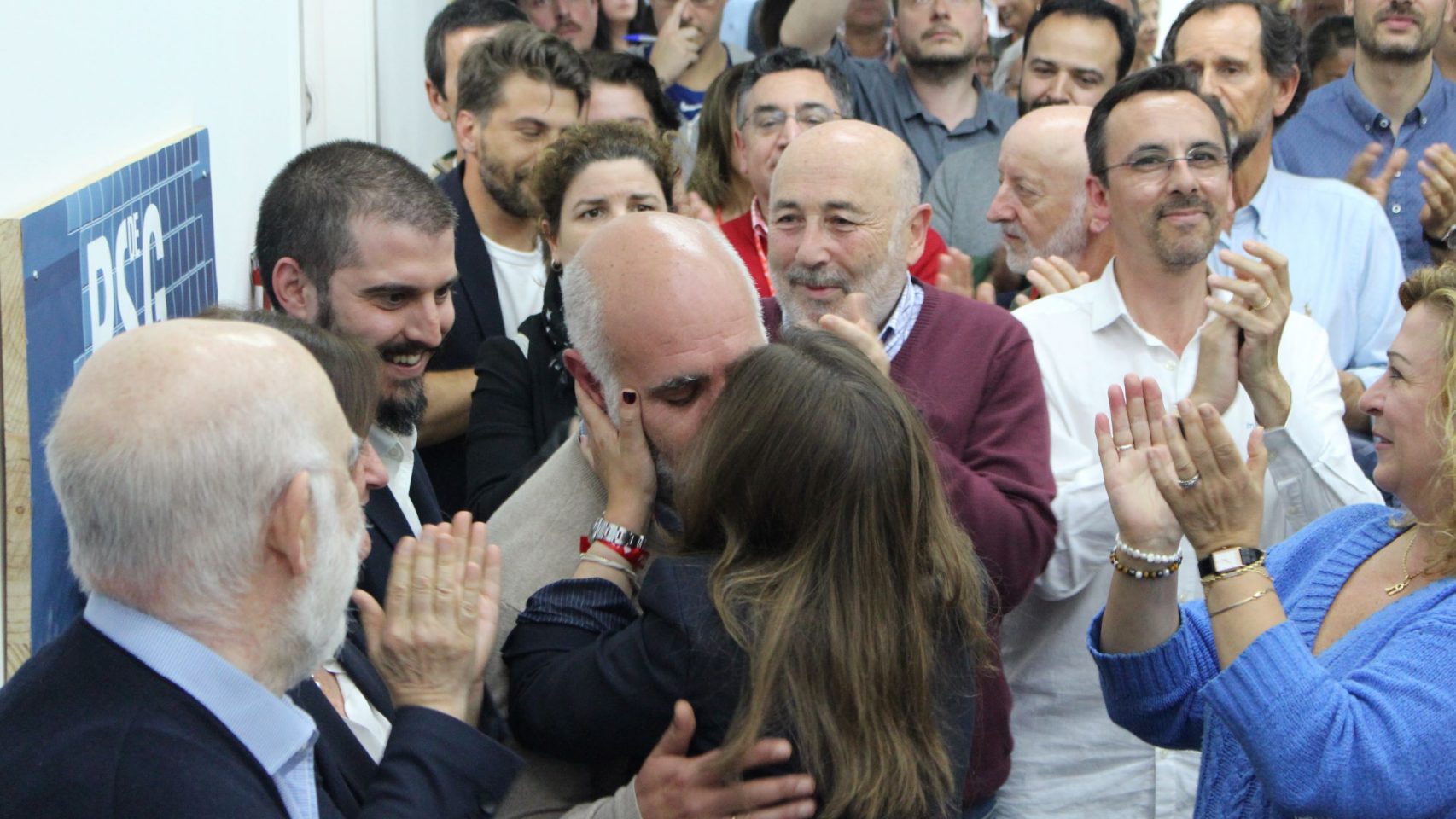 Inés Rey besa a su marido durante el acto de ayer en Zalaeta.