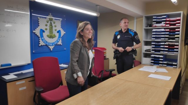 Inés Rey visitó ayer la Policía Local para agradecer su labor