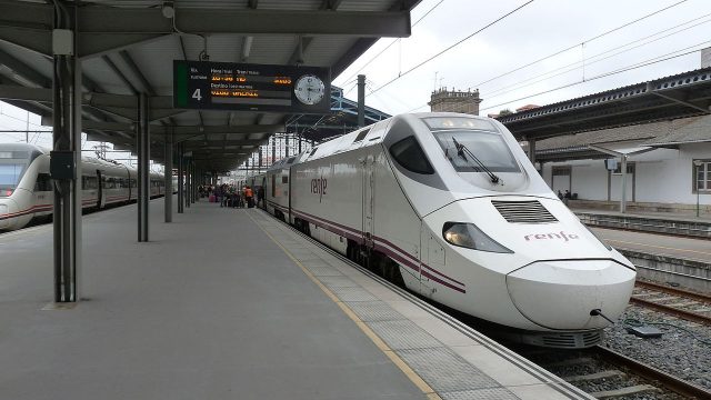 Tren en la estación de Santiago de Compostela