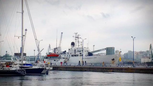 El buque 'Malaspina', en el puerto de A Coruña
