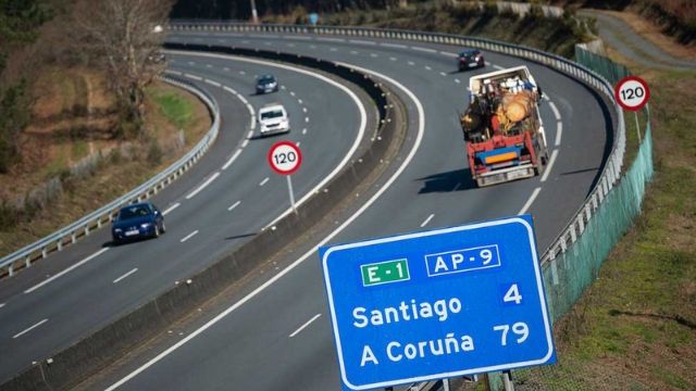 Autopista que une A Coruña y Santiago