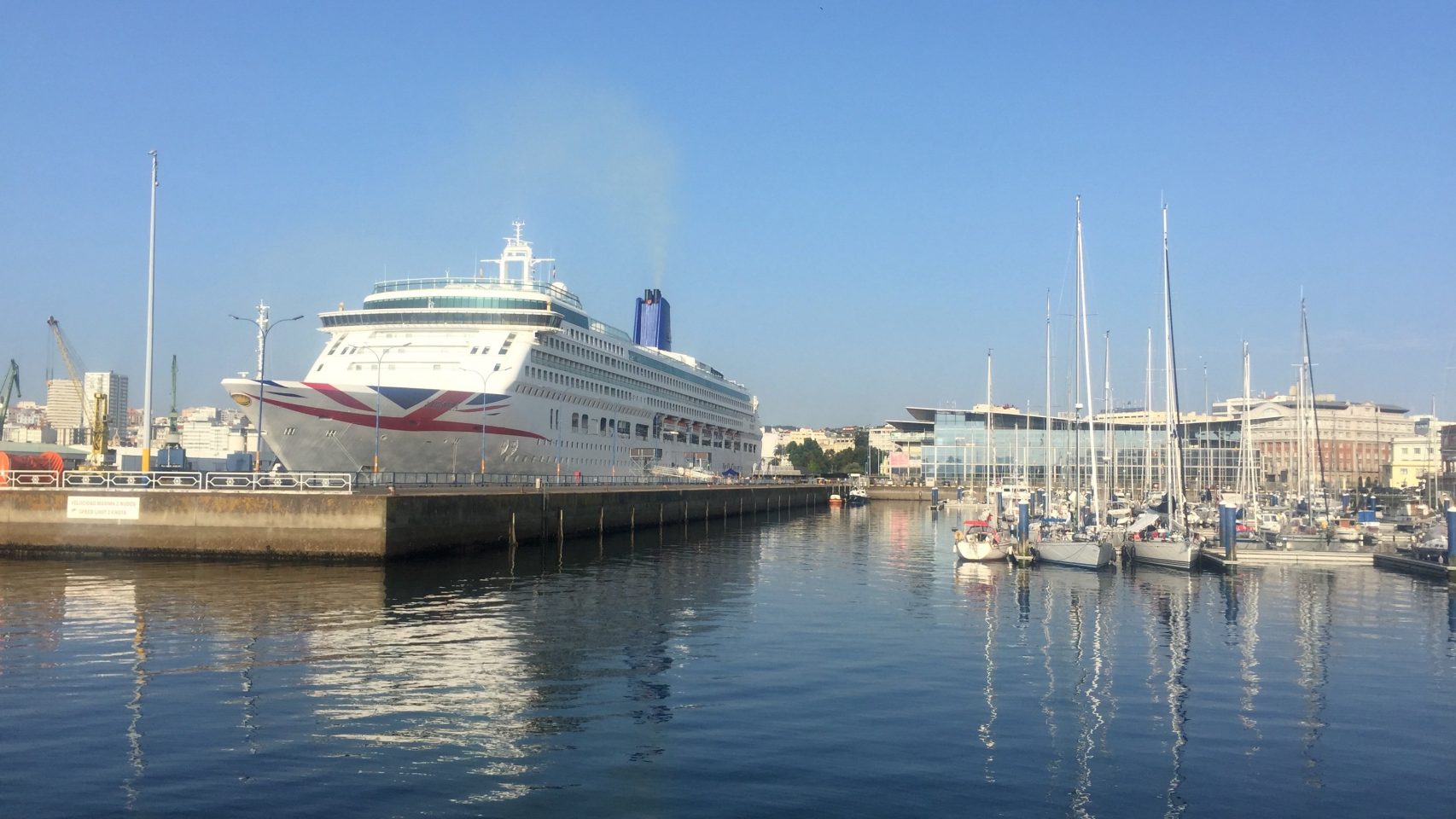 El crucero Braemar durante una escala en el puerto de A Coruña