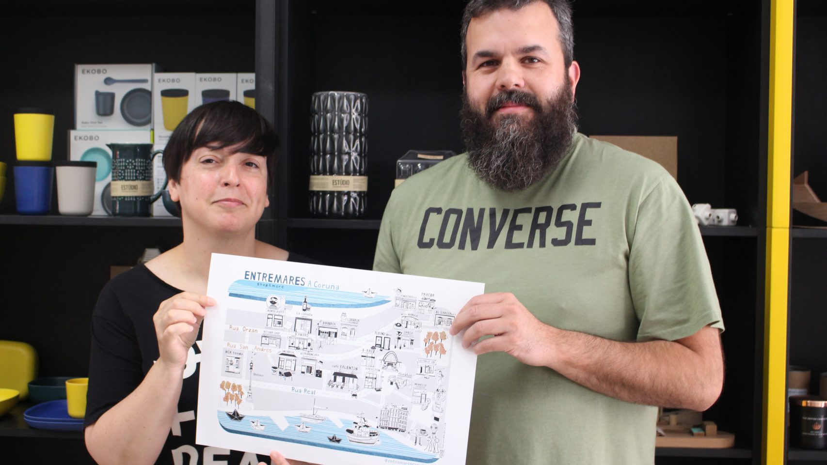 Diego Vázquez y Gabriela Casais mostrando el mapa 