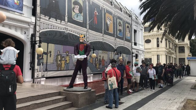 Gente haciendo cola ante el Kiosco Alfonso en la edición de 2019.