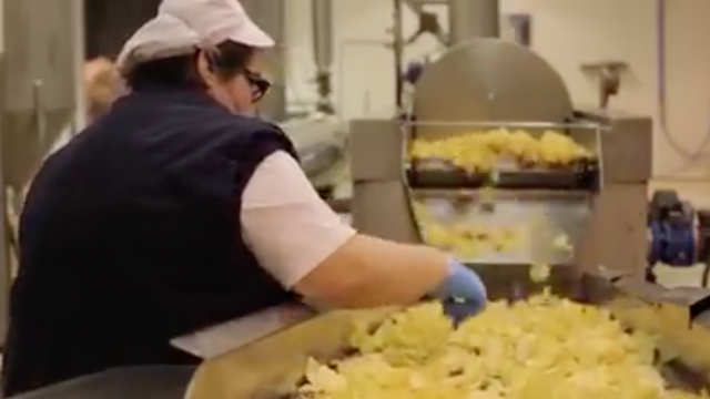 Captura del video de fabricación de las patatas