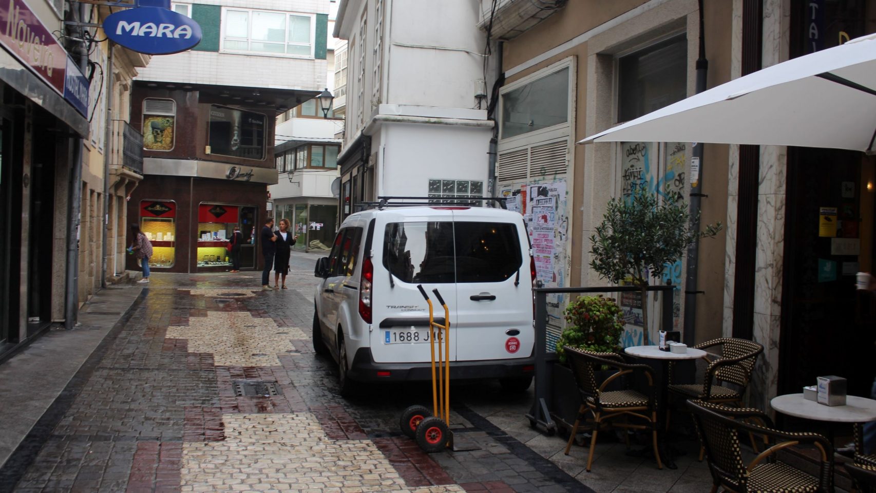 Una furgoneta de reparto, en la calle Galera.