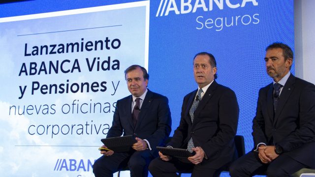 De izquierda a derecha, el consejero delegado de ABANCA, Francisco Botas, el presidente, Juan Carlos Escotet, y el director xeral de ABANCA Seguros, Álvaro García Diéguez.