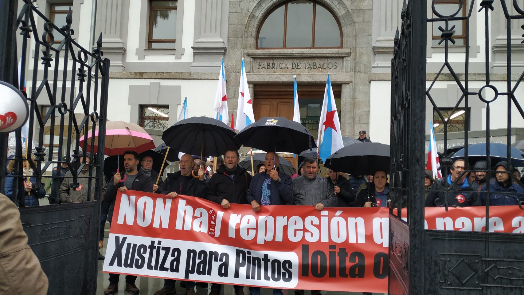 Concentración de apoyo al sindicalista juzgado en la Audiencia de A Coruña 