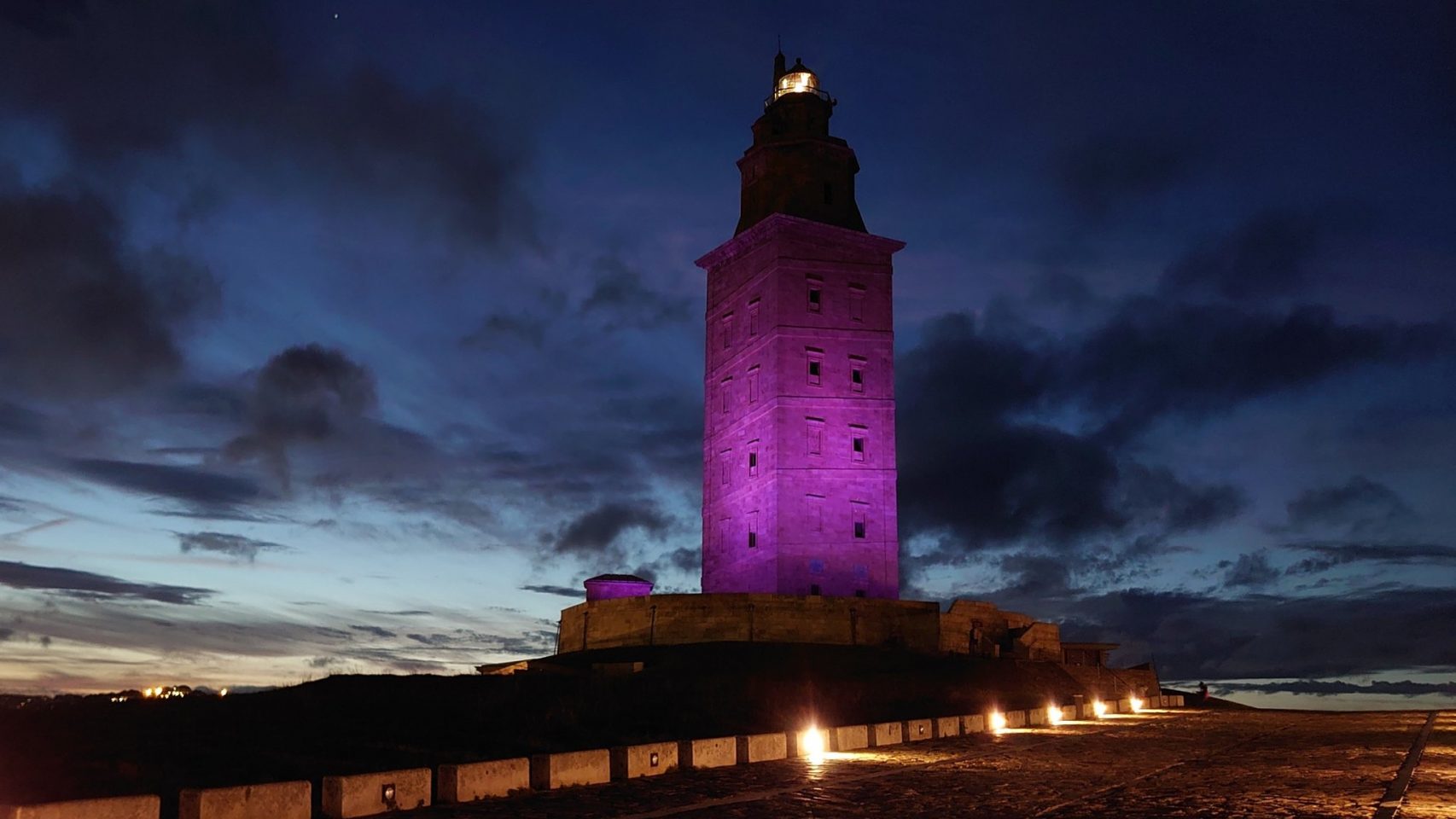 La Torre de Hércules luce iluminada de morado