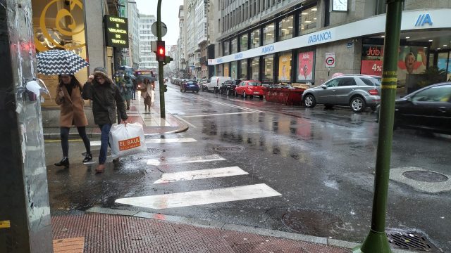 Lluvia en el centro de A Coruña en una imagen de archivo.