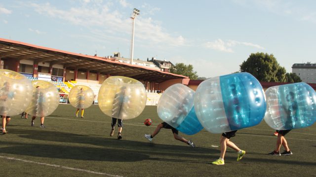 El equipo de Softtek jugando al Fútbol Burbuja