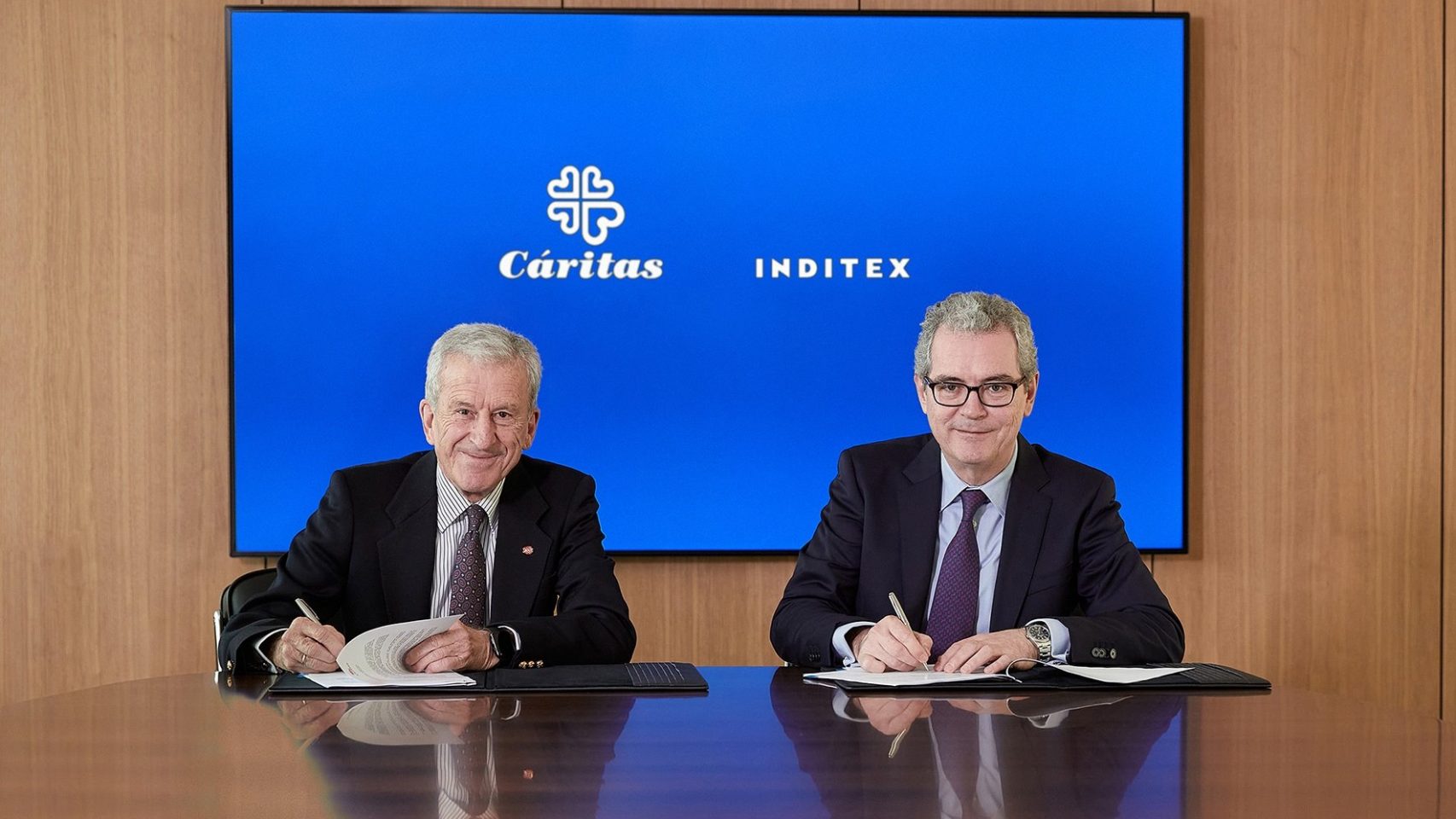 Acuerdo entre Cáritas e Inditex firmado el 14 de enero en la sede de Inditex en Arteixo (A Coruña) entre los presidentes de ambas organizaciones,