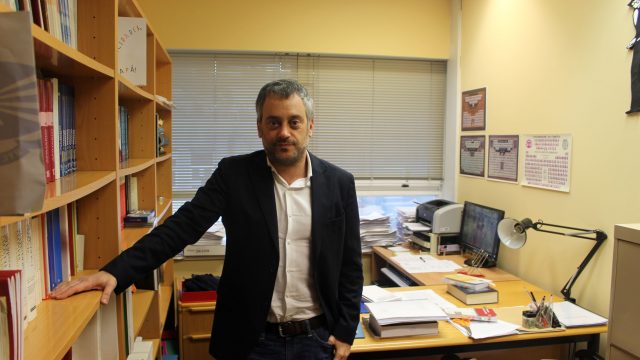 Xulio Ferreiro, en su despacho de la Facultad de Derecho de la UDC.