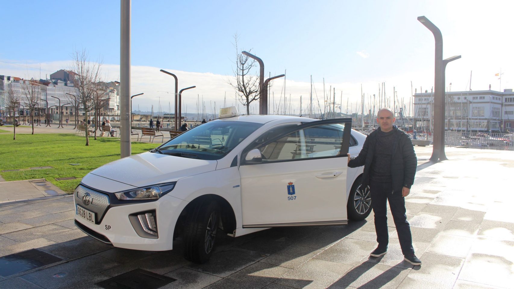Alberto Giunta junto al primer taxi eléctrico de A Coruña. 