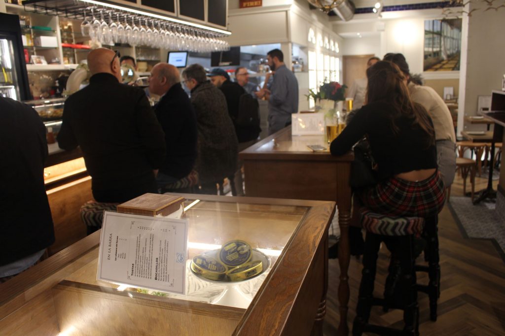 Así es el nuevo Serrano: Un homenaje a A Coruña en plena calle Galera