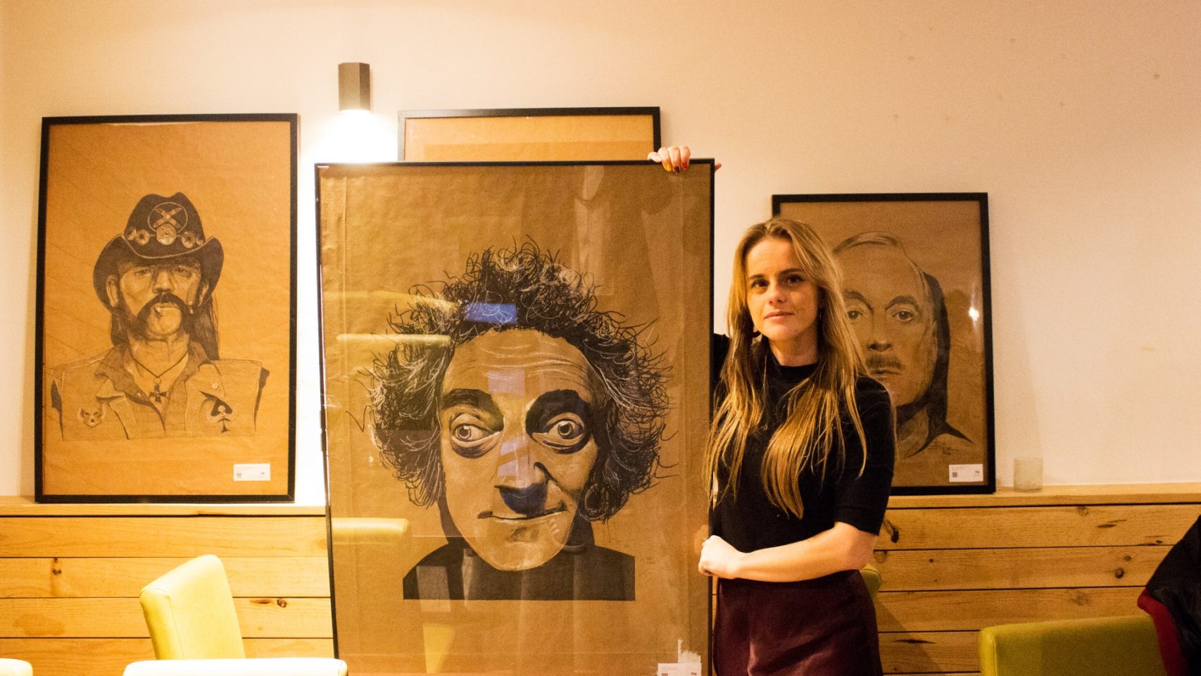 Nuria Prieto con Marty Feldman, "Igor", y otros cuadros de la exposición
