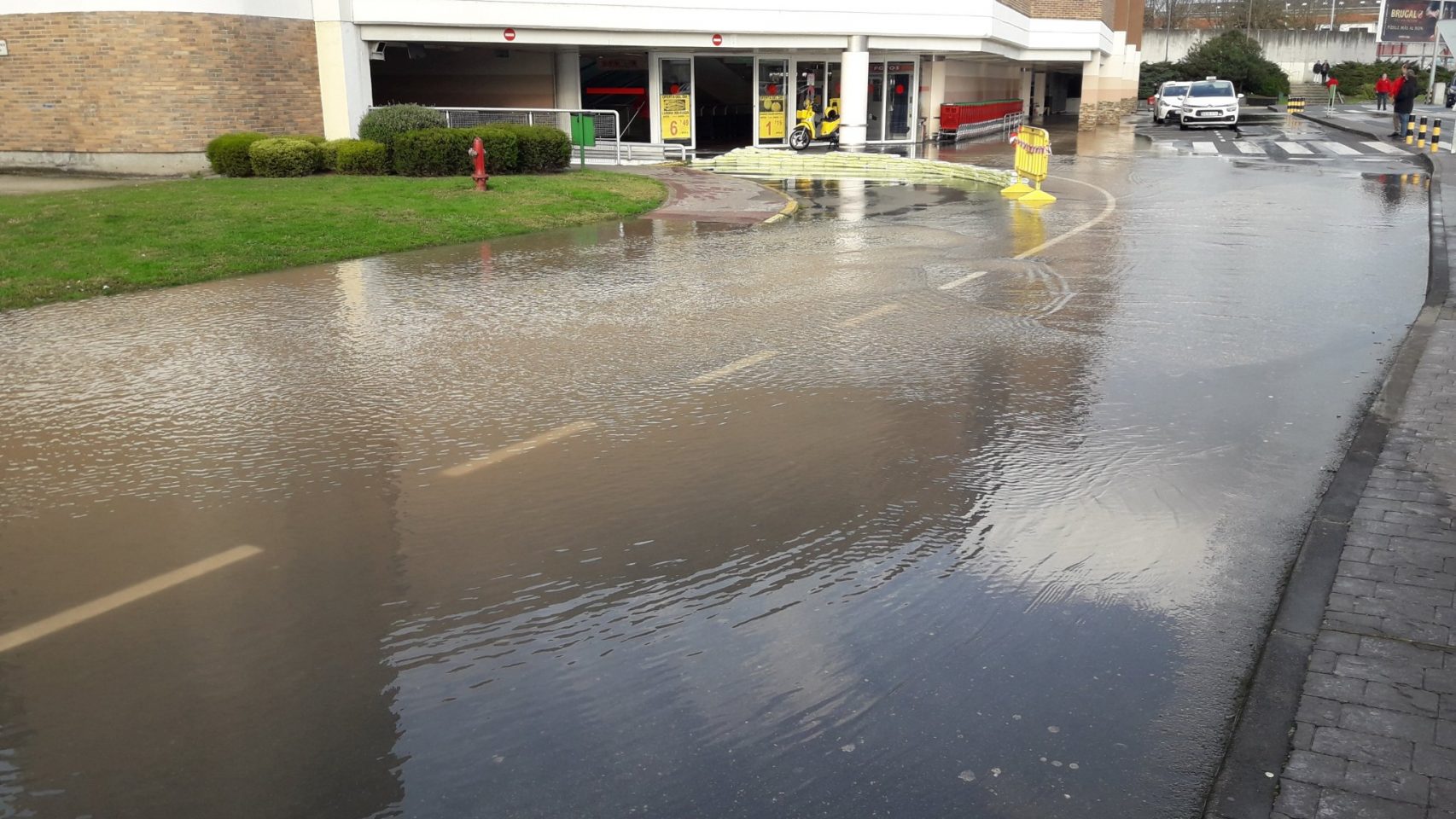 Inundaciones en el centtro comercial Alcampo