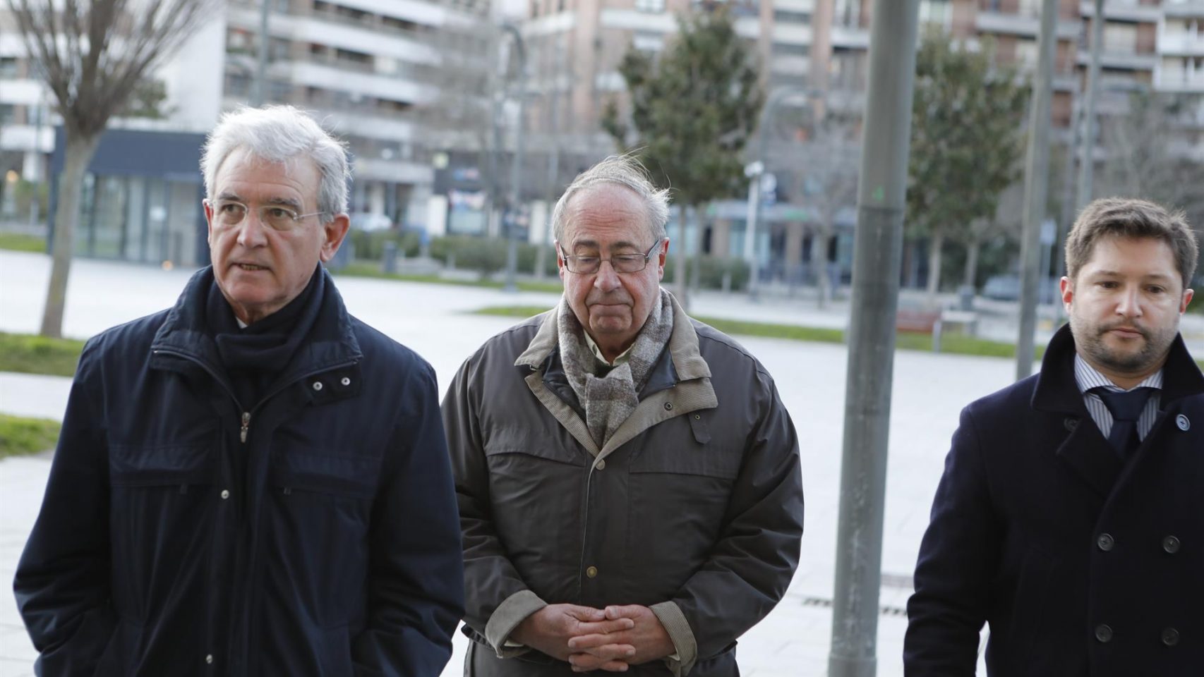 Ángel Vizcay (centro), exgerente de Osasuna, a su llegada a los juzgados de Pamplona. 
