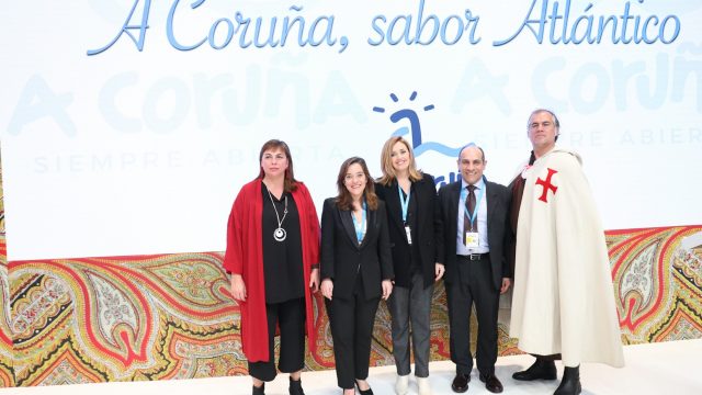 La delegación de A Coruña encabezada por la alcaldesa en FITUR.