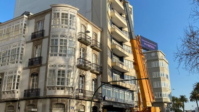 Una grúa retira el cartel de Cadena Ser en la plaza de Ourense.