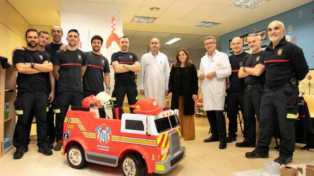 La alcaldesa y los bomberos en el Materno con la nueva camilla.