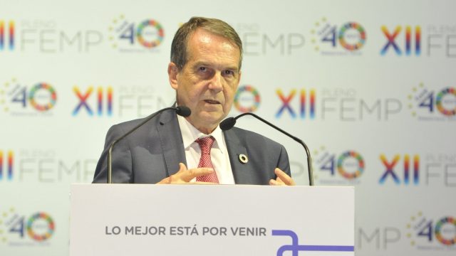 El alcalde de Vigo durante un acto de la FEMP.