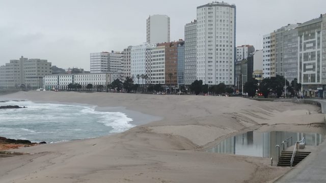 El oleaje ha generado una piscina de agua en la playa de Riazor.