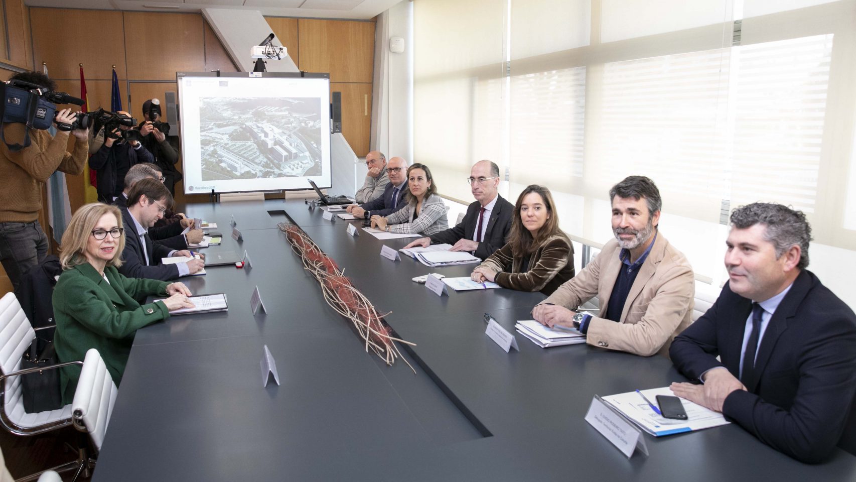 El conselleiro de Sanidade, Jesús Vázquez Almuiña, y la alcaldesa, Inés Rey, se reúnen para abordar el proyecto del hospital de A Coruña