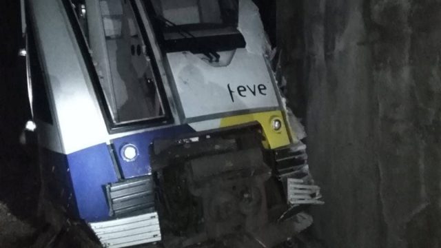 Un tren de FEVE descarrila en Mañón (A Coruña