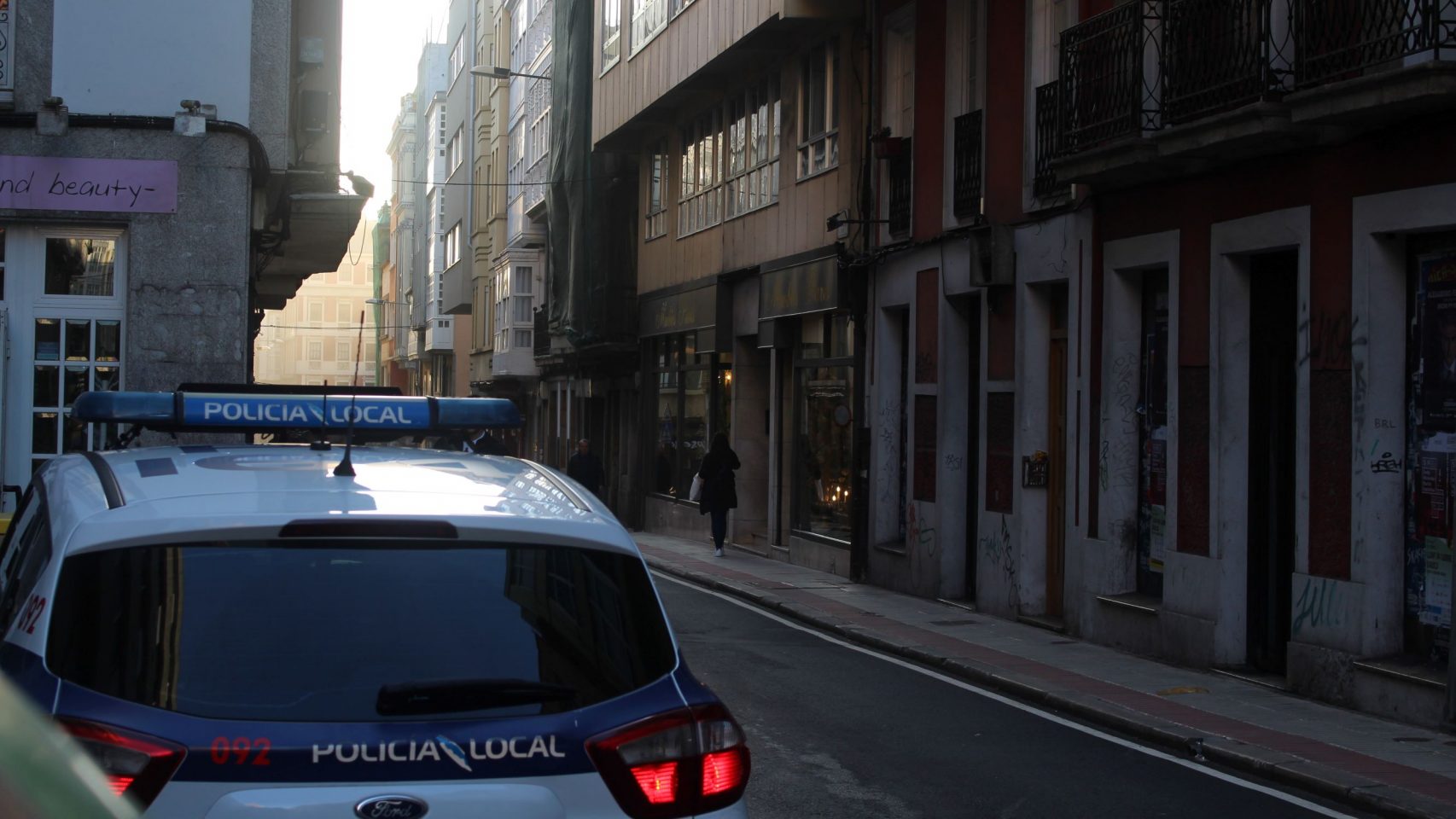 Un coche de policía en la calle Orzán de A Coruña en una imagen de archivo 