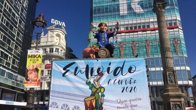 El Dios Momo en su trono del Obelisco.