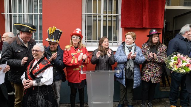 Momento del descubrimiento de la placa en homenaje a Cantero, defensor del carnaval de A Coruña