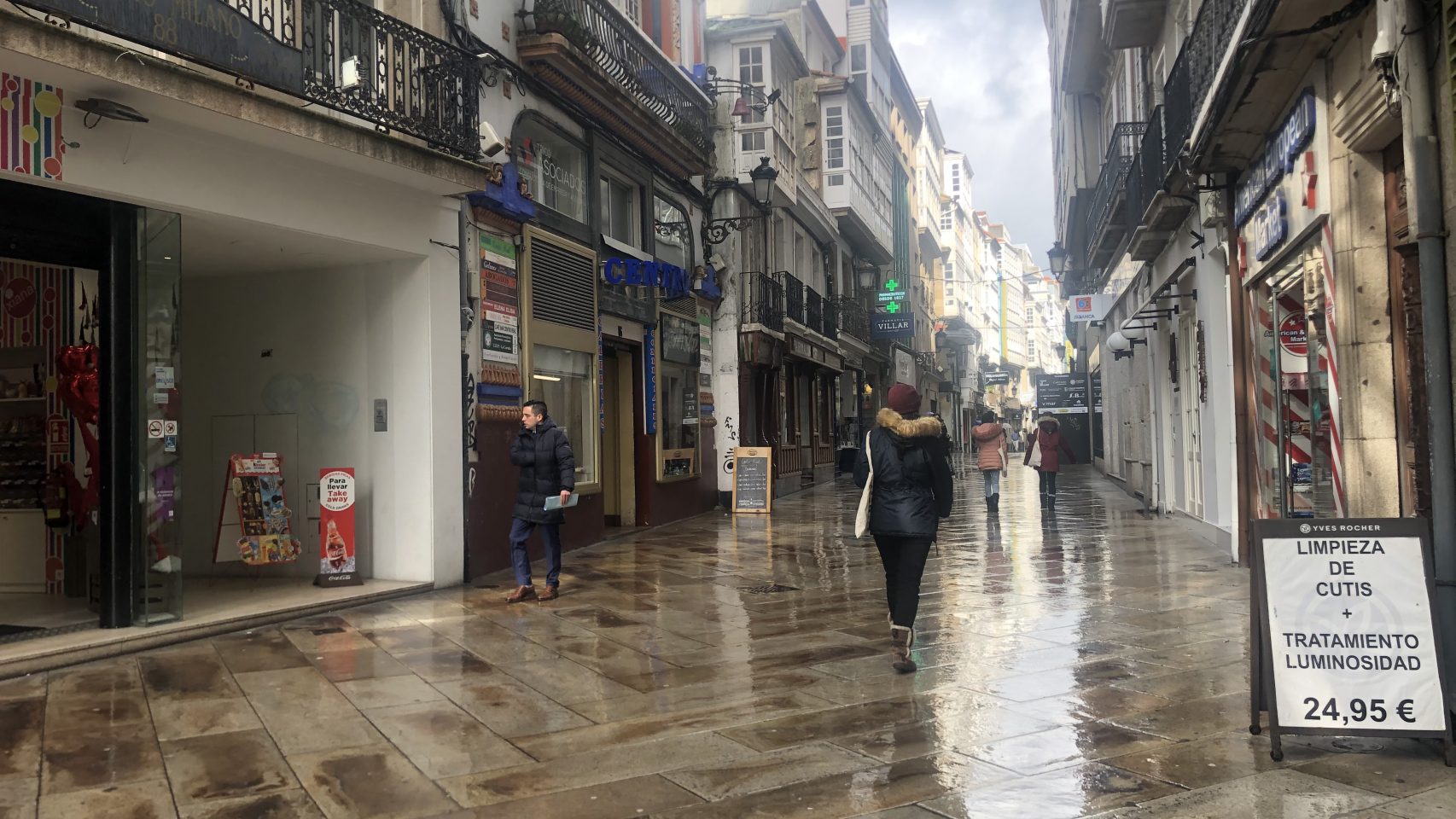 Imagen de la calle Real de A Coruña mojada tras una jornada de lluvias.