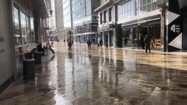 Imagen de la calle Real mojada tras una jornada de lluvias.