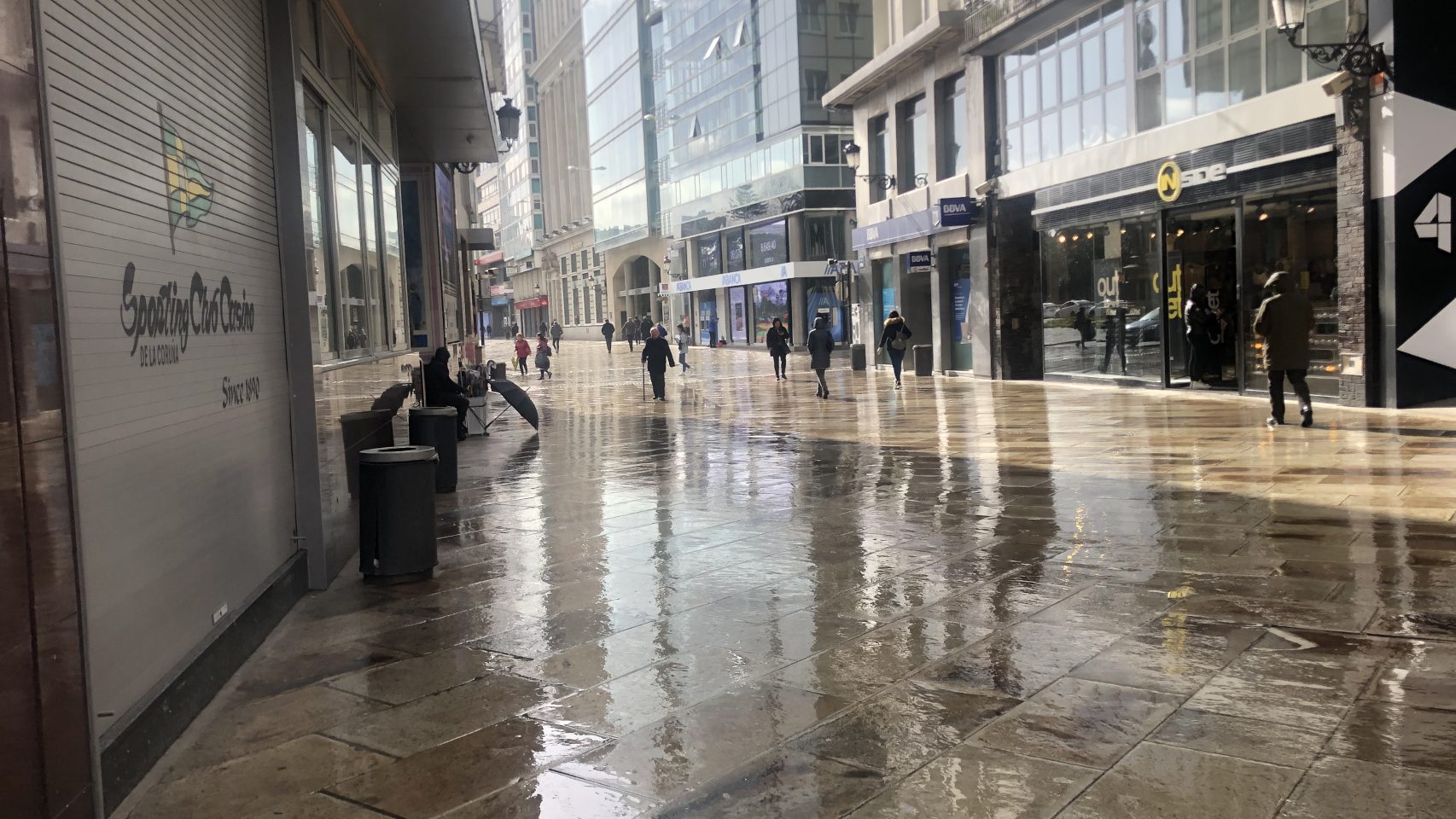Imagen de la calle Real mojada tras una jornada de lluvias.