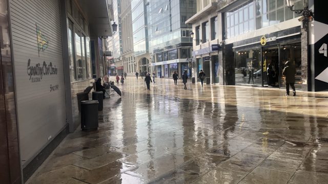 Imagen de la calle Real mojada tras una jornada de lluvias.