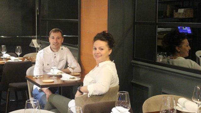La encargada de O Lagar da Estrela, Elisa Romero, junto al jefe de cocina, Álvaro Gantes