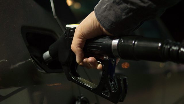 El precio de la gasolina y el gasóleo en las estaciones de servicio de la ciudad.