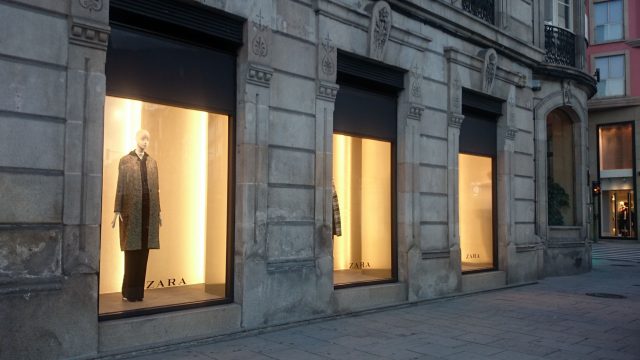 Escaparate de la plaza de Mina de la tienda de Zara en la calle Compostela de A Coruña