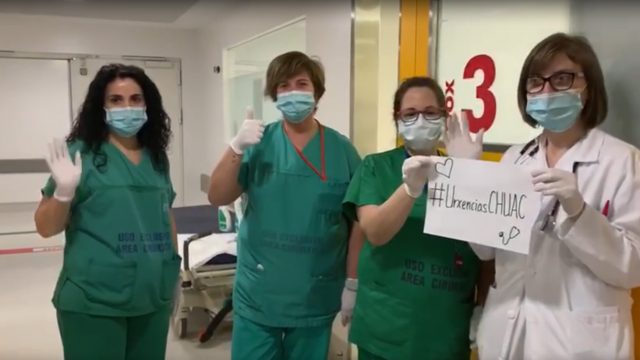 Personal de urgencias del Chuac dando las gracias en un fotograma del vídeo