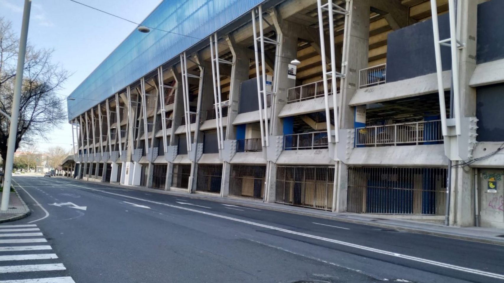 Poco tráfico en la zona del estadio de Riazor de A Coruña