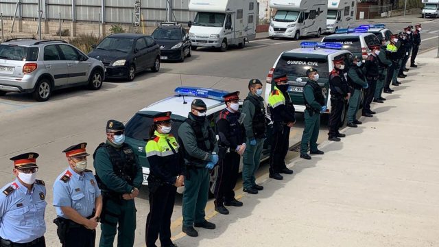 Foto recurso. Minuto de silencio por un compañero fallecido por coronavirus en Barcelona