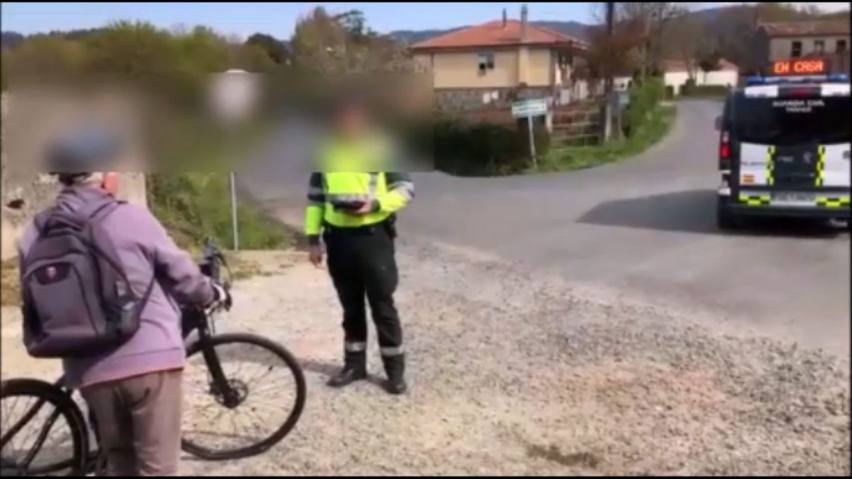 El ciclista fue multado por estar a 10 kilómetros de su casa. 